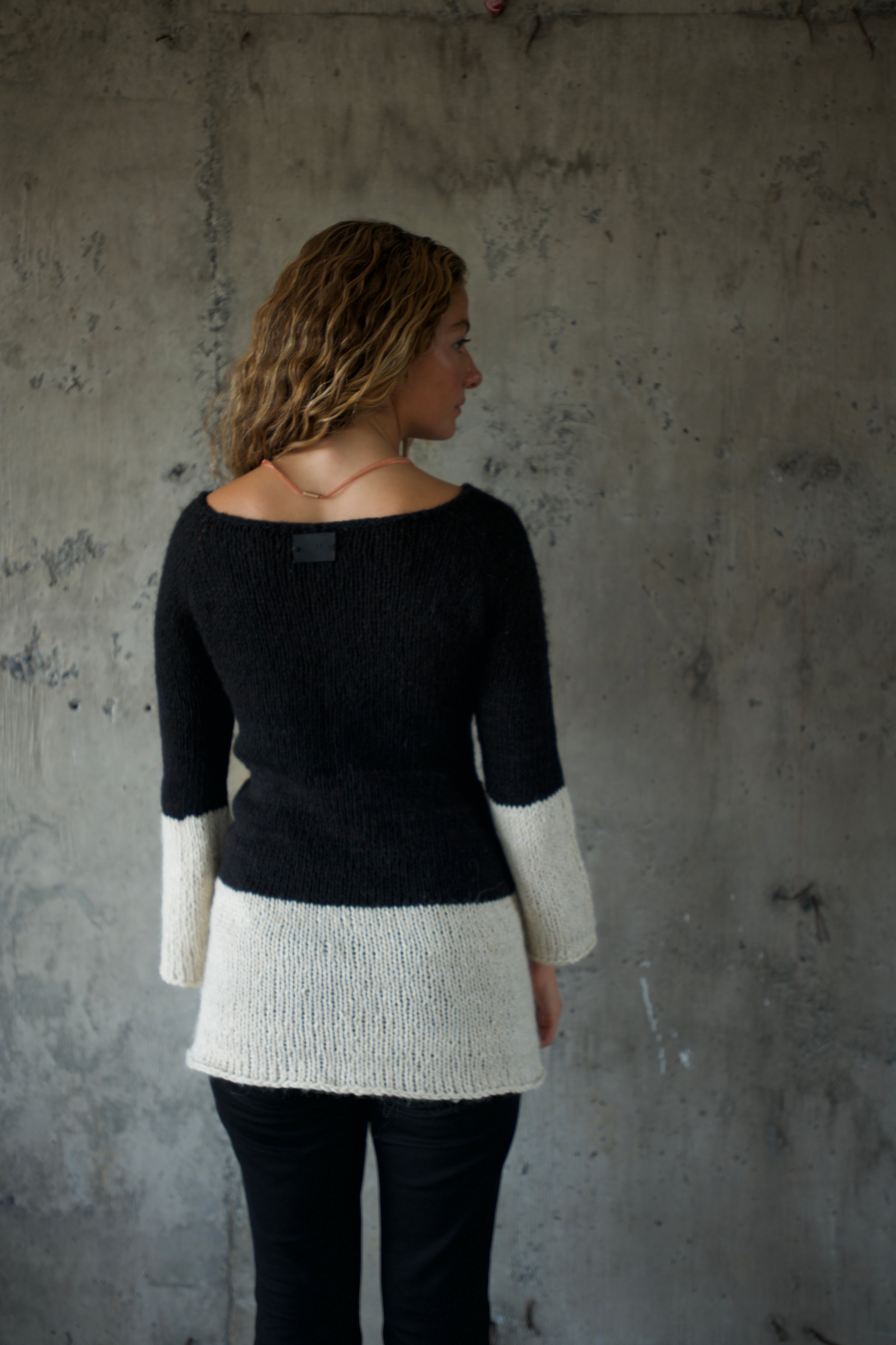 Sweater Alpaca Negro Puño Blanco