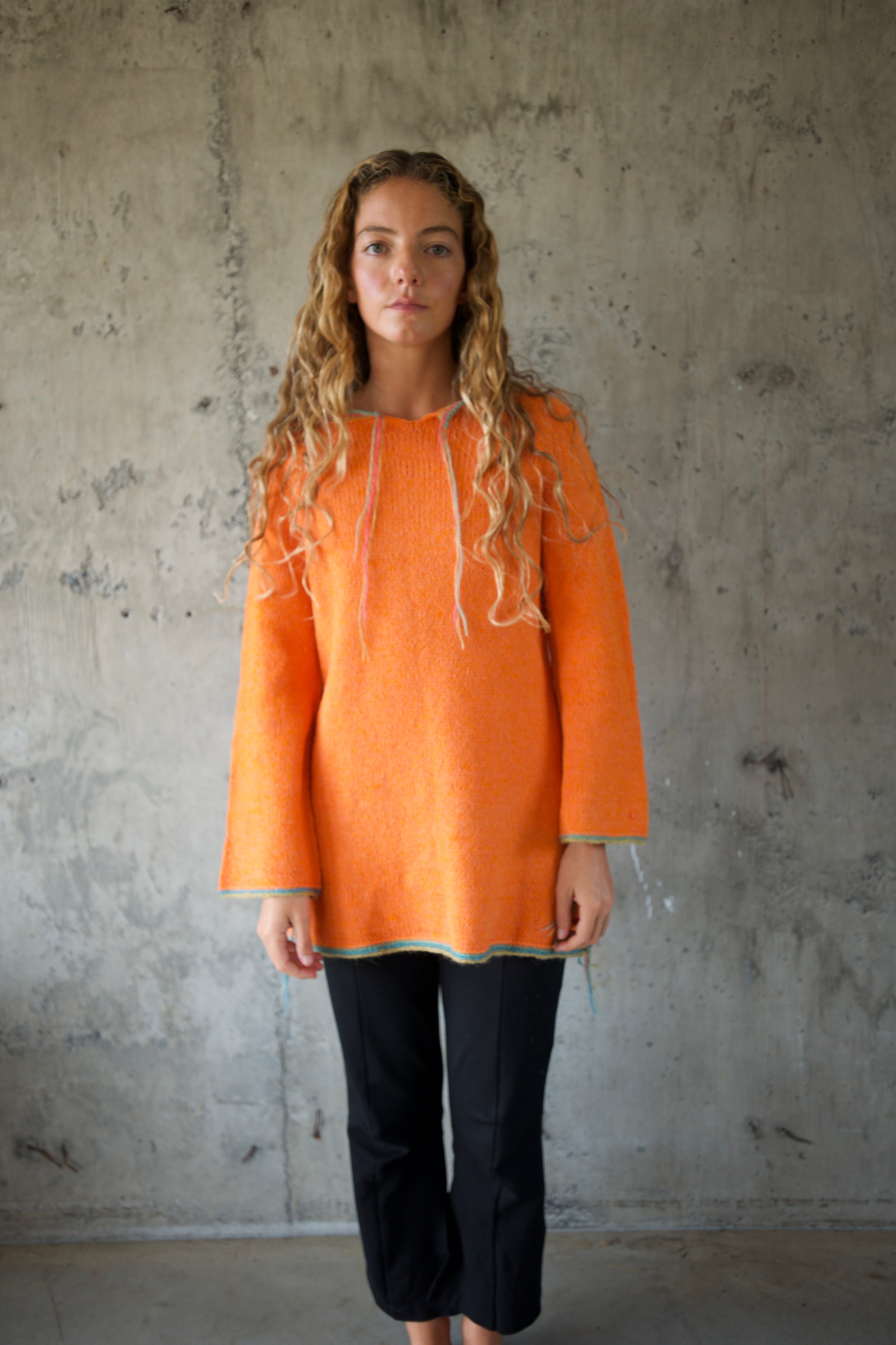 Sweater naranjo orilla colores