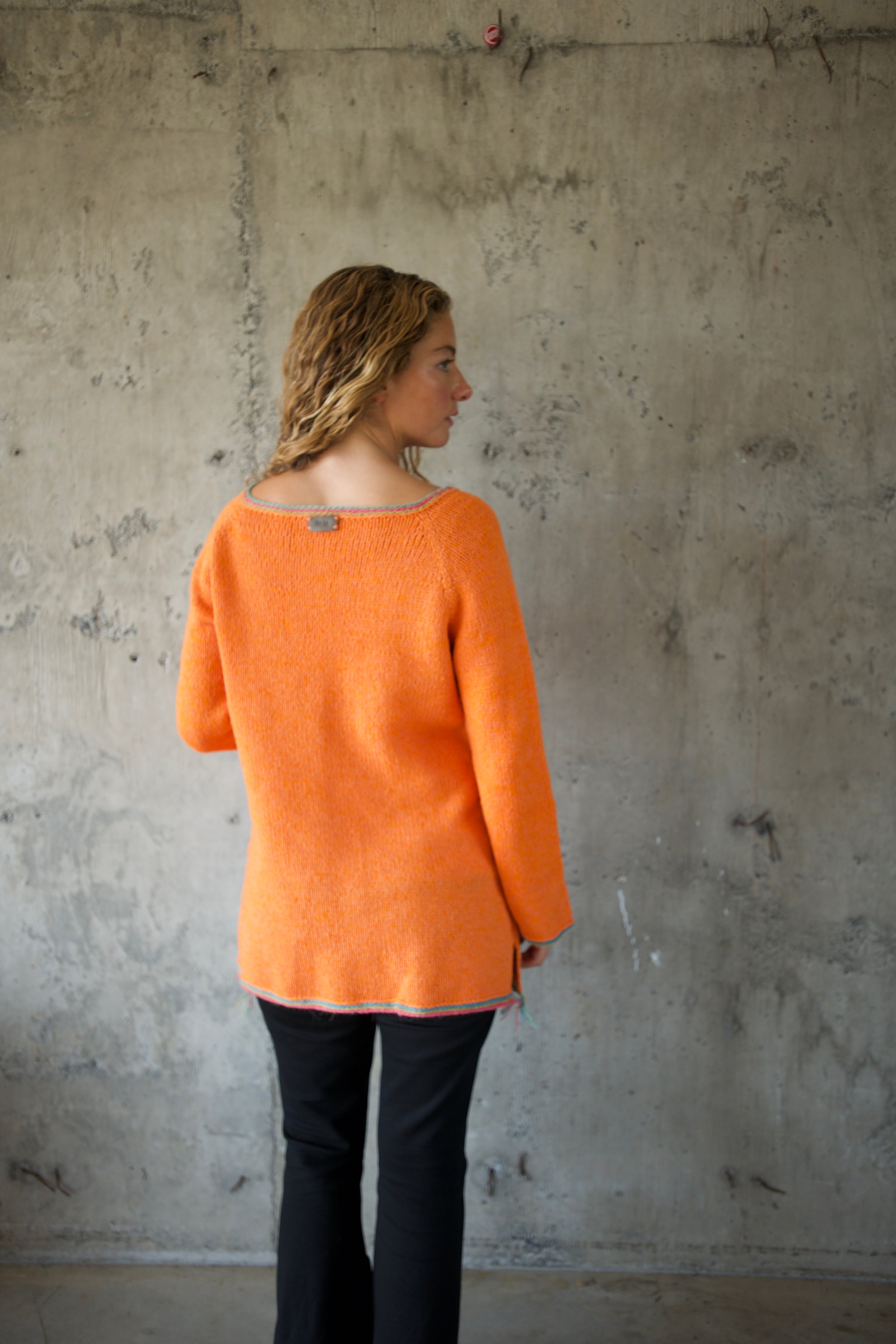 Sweater naranjo orilla colores
