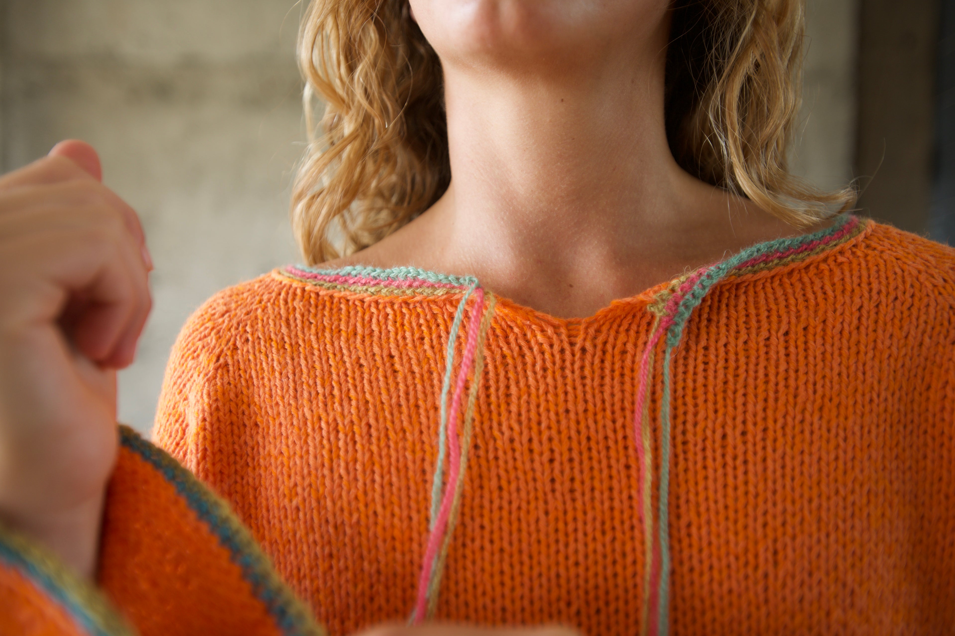 Sweater naranjo orilla colores