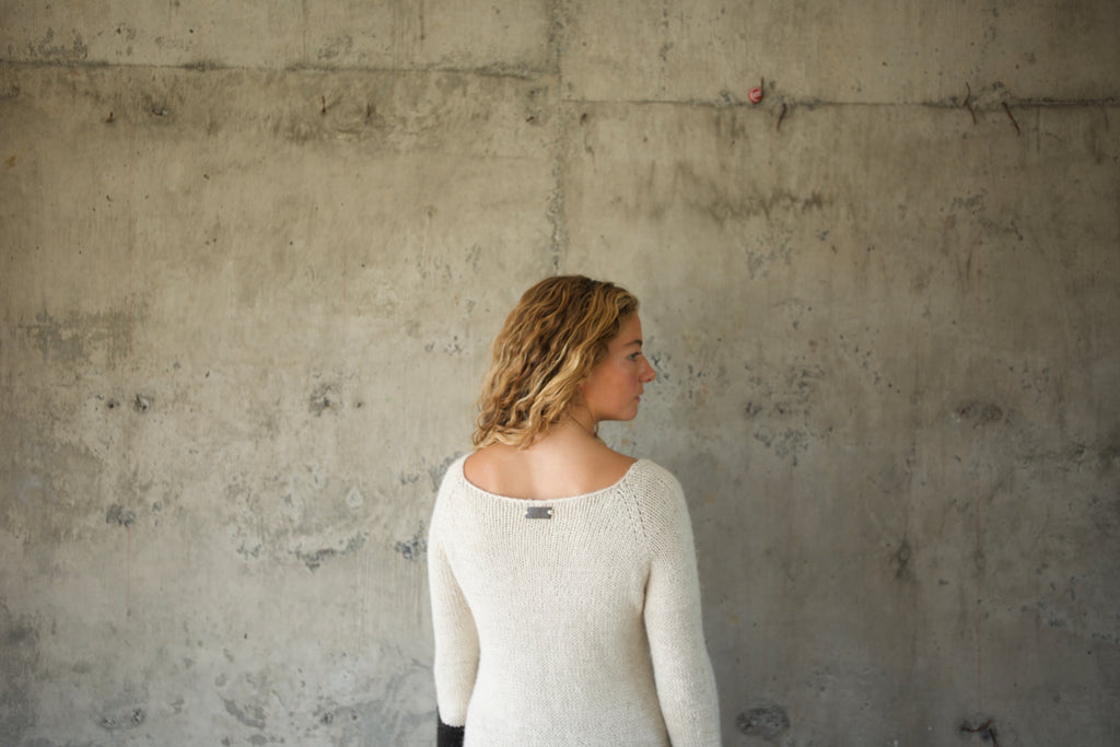 Sweater Alpaca Blanco Puño Negro