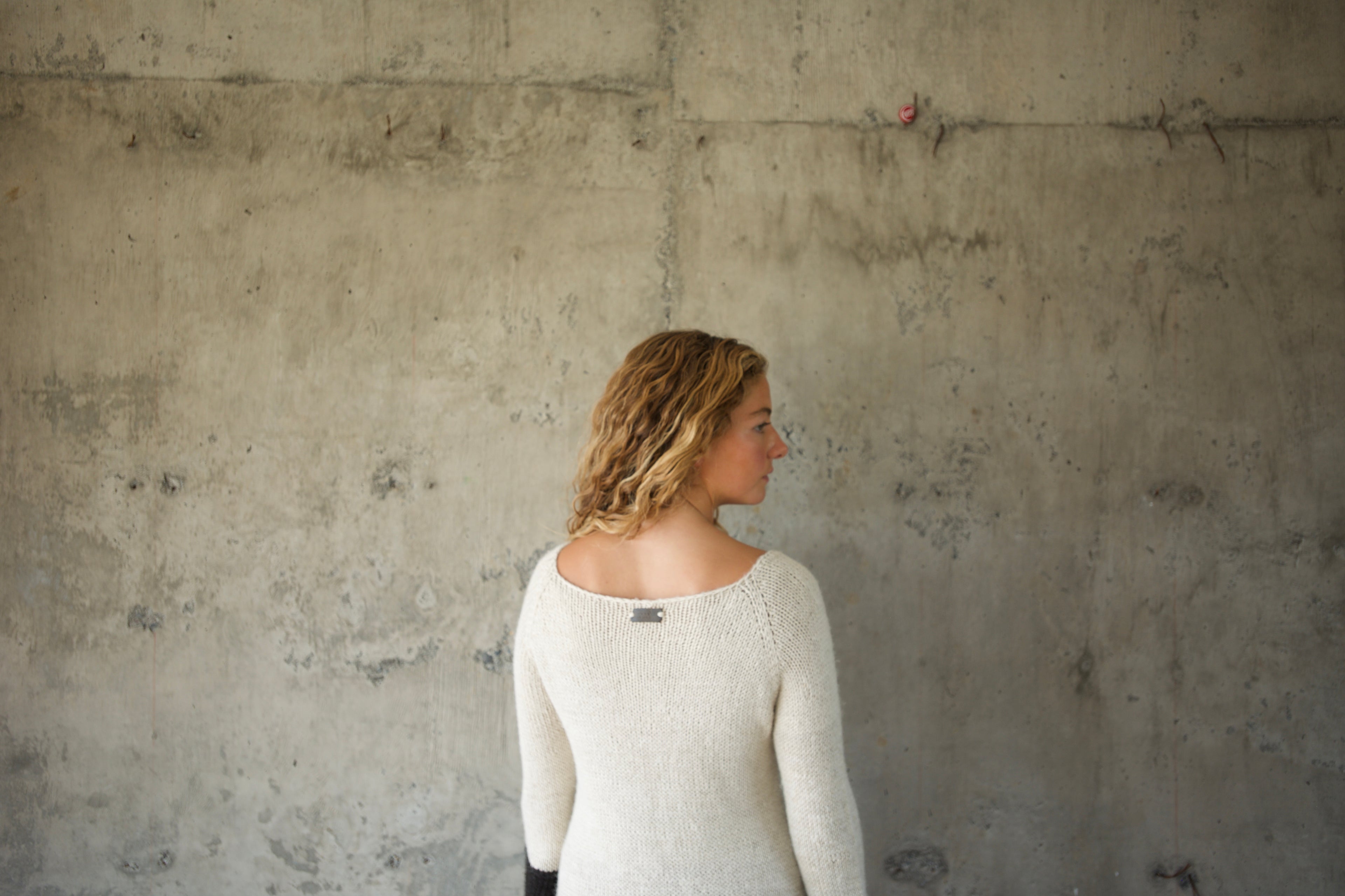 Sweater Alpaca Blanco Puño Negro